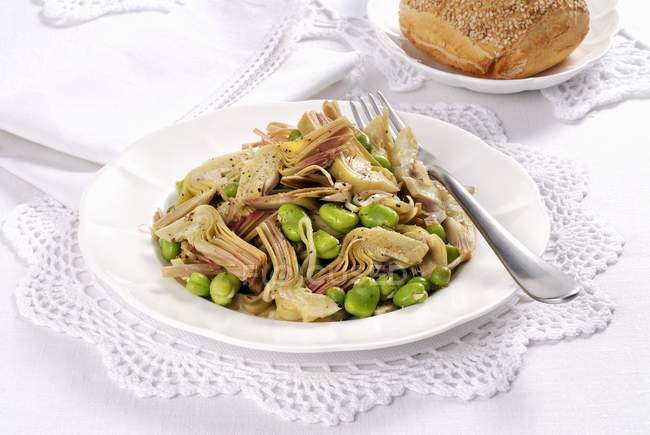Artichaut italien et fèves — Photo de stock