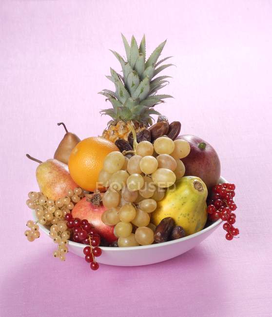 Arreglo de frutas con piña - foto de stock