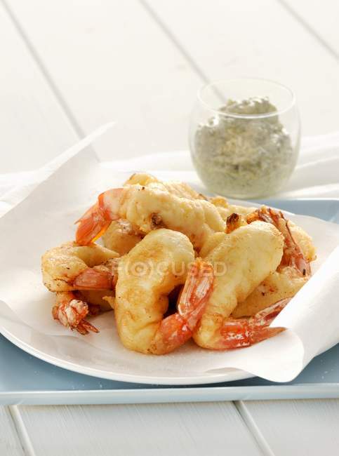 Closeup view of baked prawns with Tartare sauce — Stock Photo
