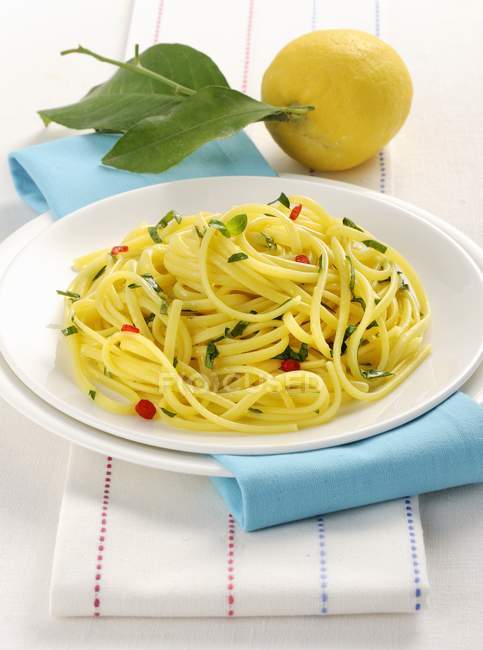 Linguine con limone ed erbe aromatiche — Foto stock
