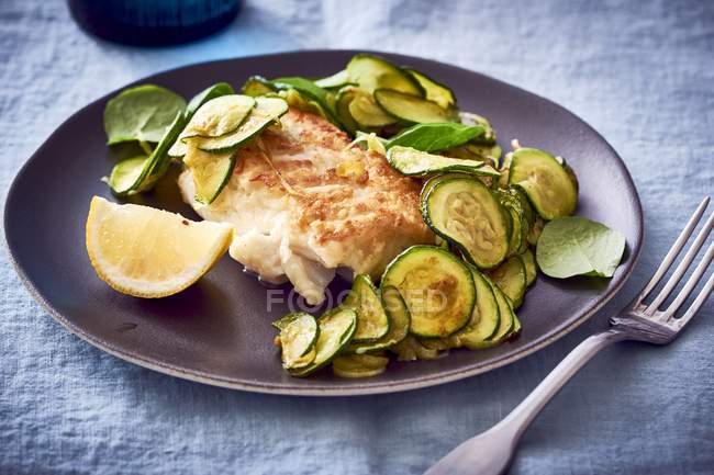 Pan-fried cod with courgette — Stock Photo