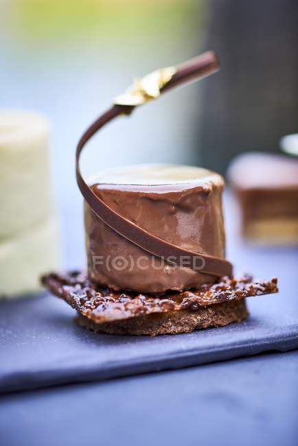 Sobremesa de chocolate com noz — Fotografia de Stock