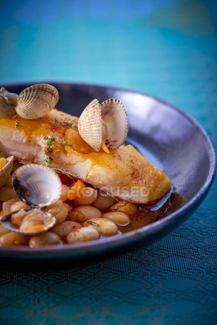 Haddock with clams — Stock Photo