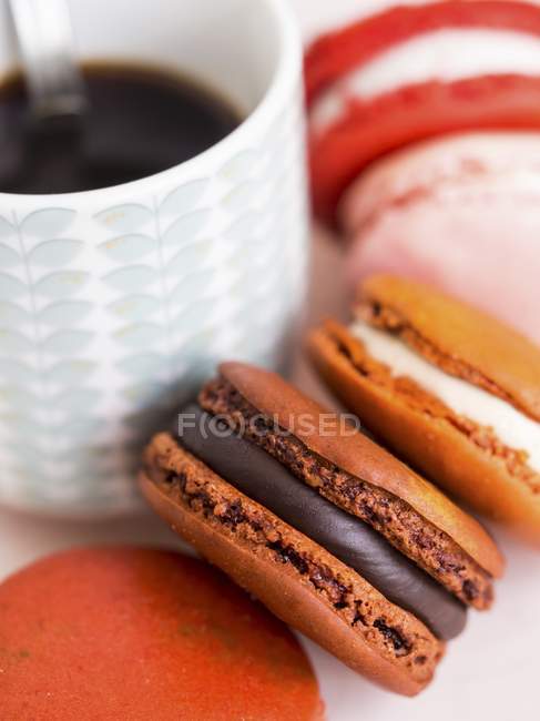 Macarons colorés et tasse de café — Photo de stock