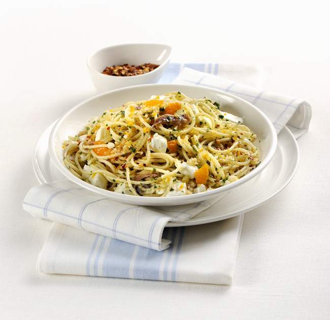 Pâtes spaghetti aux anchois et aux herbes — Photo de stock