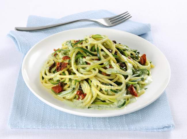 Spaghetti pasta with courgette and olives — Stock Photo