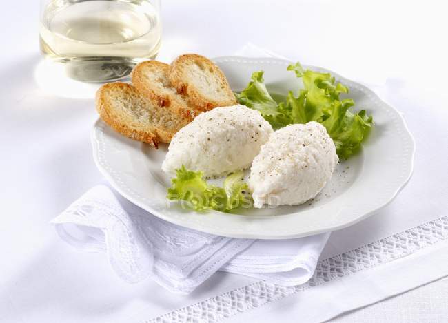 Vista de perto de bolinhos de peixe Spuma di trota italiano com folhas de pão e salada — Fotografia de Stock