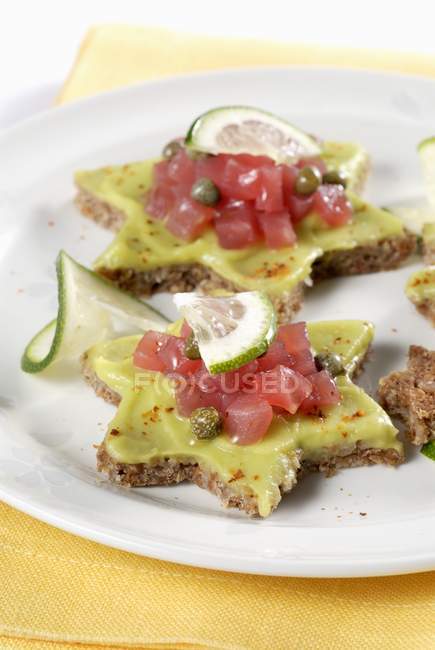 Wholemeal stars with cream — Stock Photo