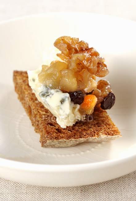 Roquefort con composta di frutta — Foto stock