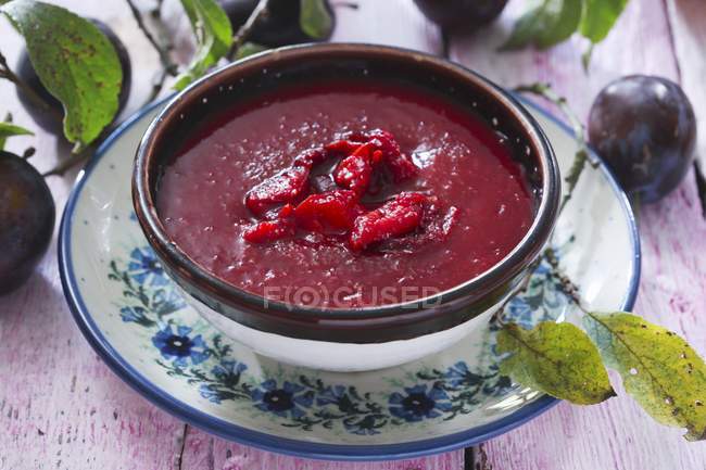 Vue rapprochée de la soupe automnale de prunes — Photo de stock