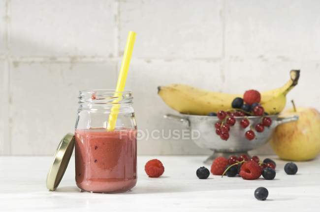 Batido de frutas em vidro — Fotografia de Stock
