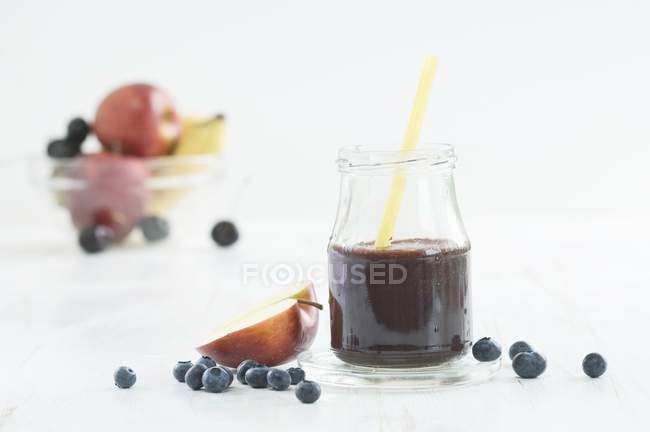 Blueberry smoothie and fresh blueberries — Stock Photo