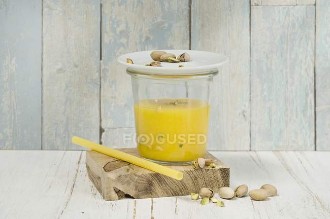 Batido de mango y manzana - foto de stock