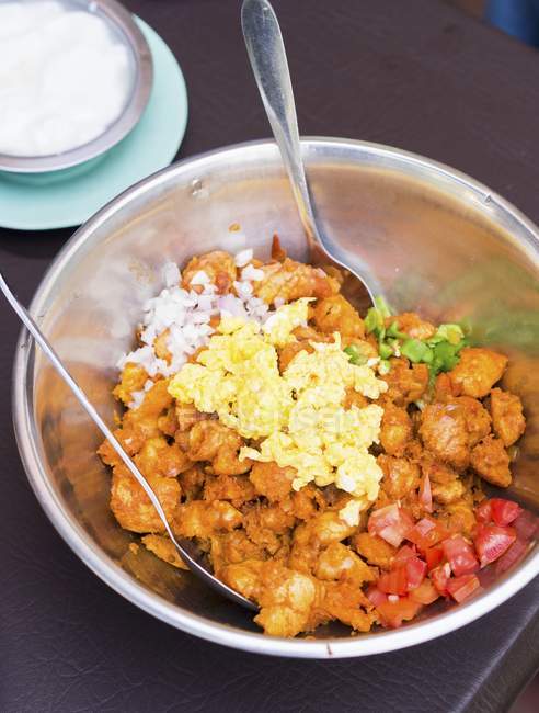 Chechebsa, типичное этиопское блюдо для завтрака с ложками — стоковое фото