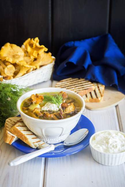 Грибной суп с куриным бульоном, грибами, картофелем, укропом и сметаной — стоковое фото