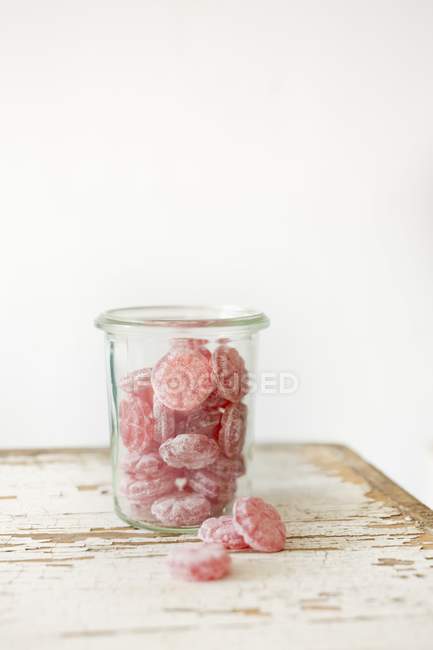 Vista de primer plano de frasco de vidrio lleno de dulces hervidos - foto de stock