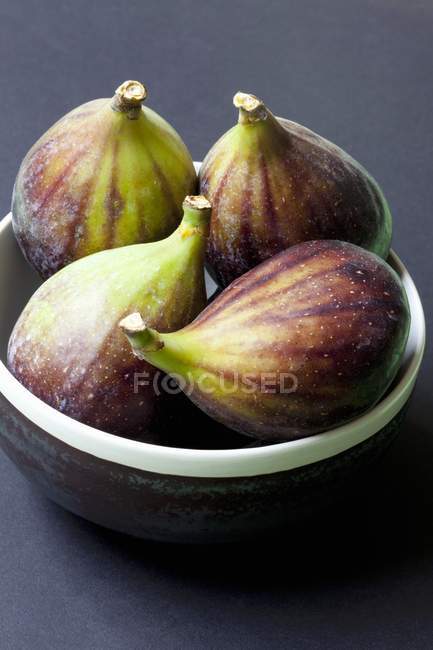 Figues fraîches dans un bol — Photo de stock