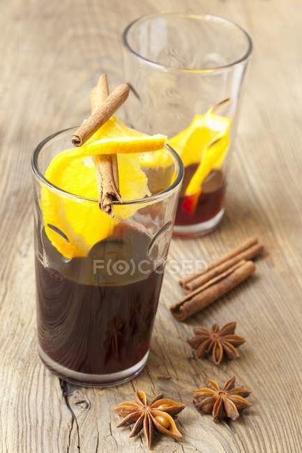 Mulled wine with oranges and cinnamon — Stock Photo