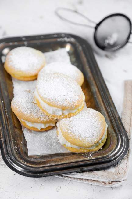 Mini sponge cakes with cream — Stock Photo