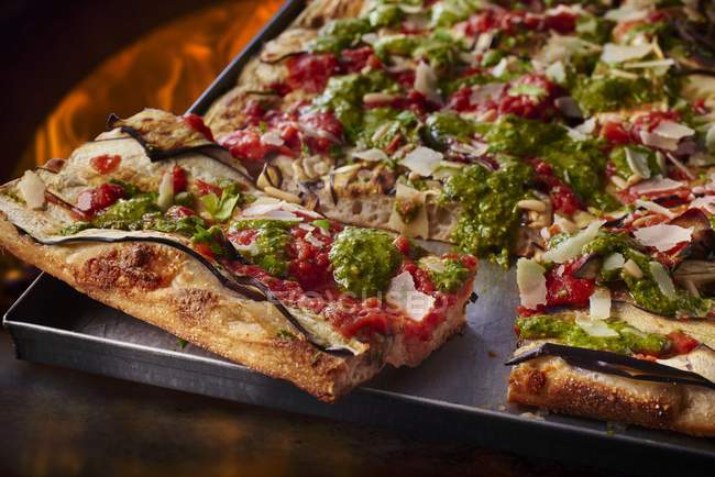 Pizza com beringelas e pesto — Fotografia de Stock