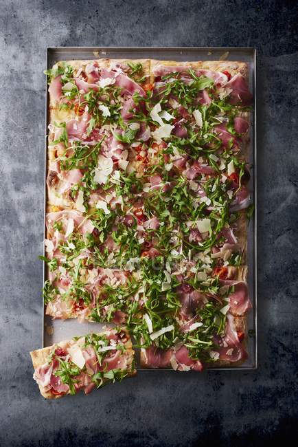 Pizza con prosciutto di Parma ed erbe aromatiche — Foto stock