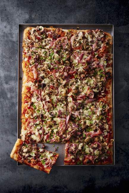 Pizza Picante mit Pilzen — Stockfoto