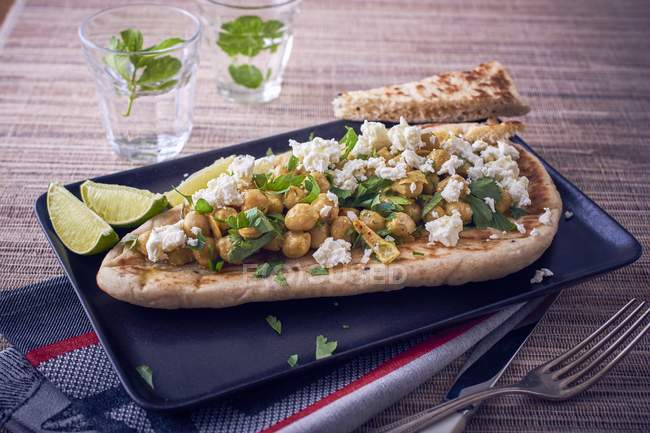 Naan bread with chickpeas — Stock Photo