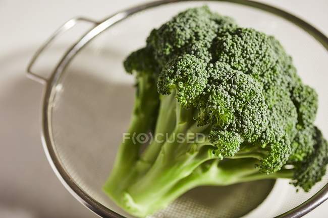 Broccoli freschi in ciotola di vetro — Foto stock