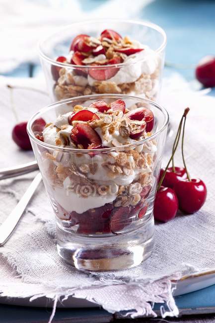 Dolci di ciliegie con yogurt — Foto stock