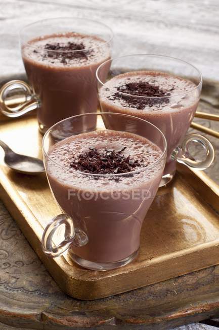 Vista de cerca de las bebidas de cacao con chocolate rallado - foto de stock