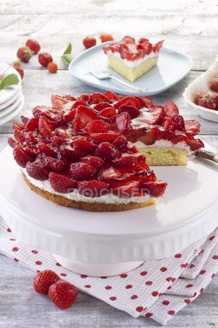 Gâteau au fromage crémeux aux fraises — Photo de stock