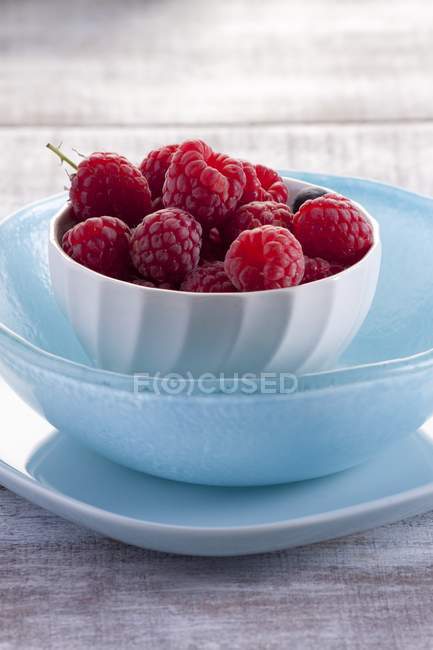 Fresh raspberries in bowl — Stock Photo