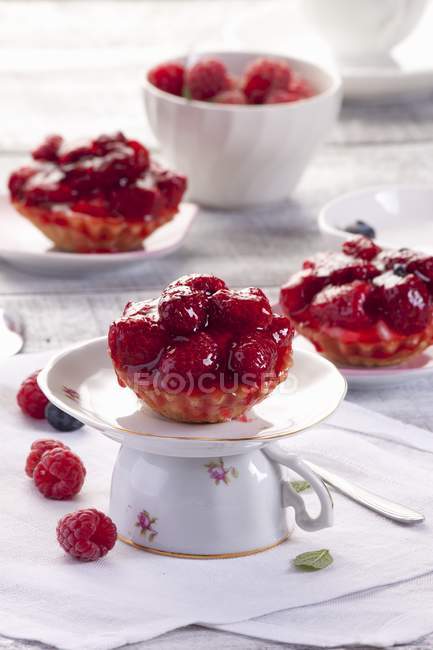Raspberry tartlets with jelly — Stock Photo