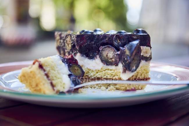 Tranche de gâteau aux myrtilles — Photo de stock