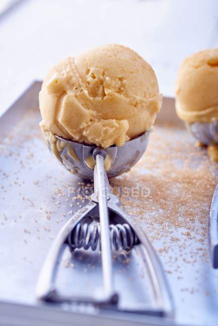 Sorvete em uma colher de sorvete — Fotografia de Stock