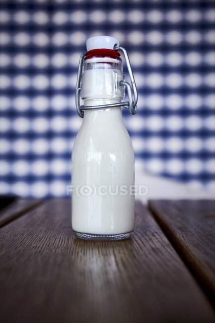 Kleine Flasche Milch — Stockfoto