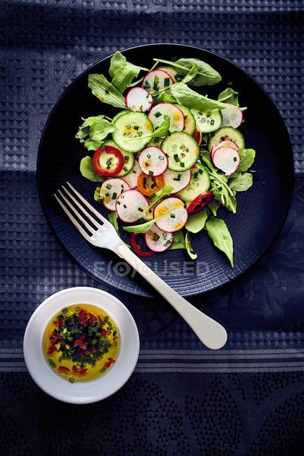 Fish and chips avec salade de fleurs — Photo de stock