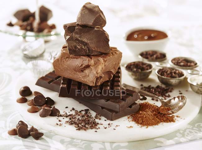 Асорті шматки шоколаду з шоколадними чіпсами — стокове фото