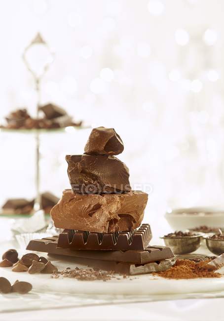 Pezzi assortiti di cioccolato con gocce di cioccolato — Foto stock