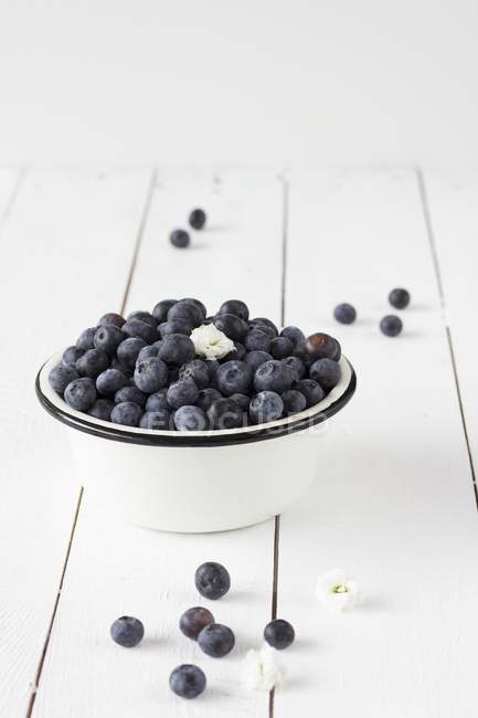 Fresh Blueberries in enamel bowl — Stock Photo