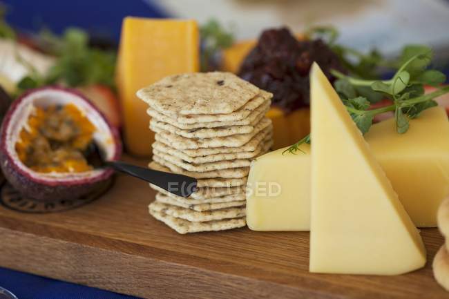 Trozos de queso con galletas - foto de stock