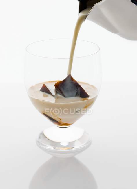 Nahaufnahme des Einfüllens von Kaffee in Glas mit Eis — Stockfoto