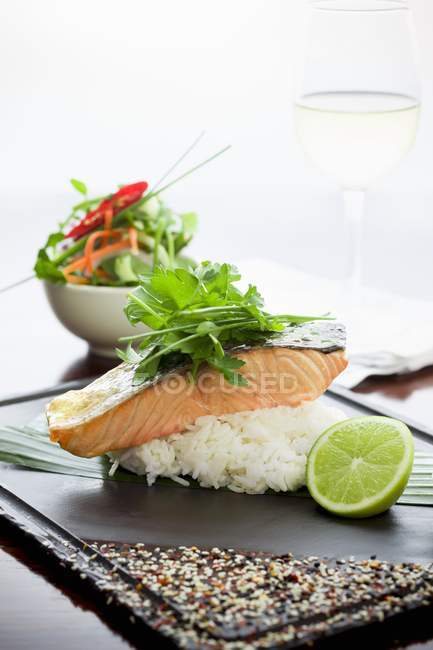 Filete de salmón asado y arroz - foto de stock