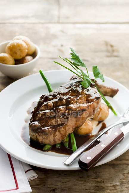 Steak with green beans — Stock Photo
