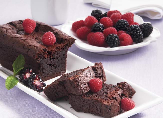 Gâteau au caramel au chocolat tranché — Photo de stock