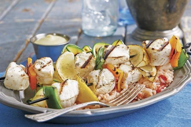 Grilled halibut kebabs and rice — Stock Photo