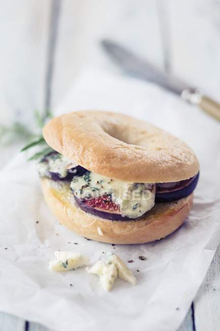 Bagel with blue cheese — Stock Photo