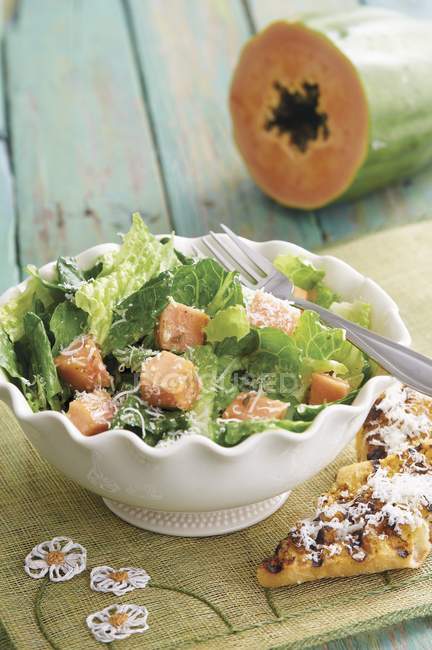 Cos lettuce with papaya — Stock Photo