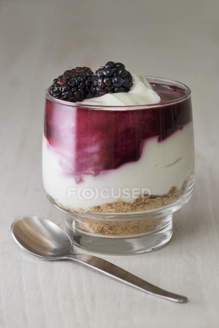 Blackberry cheesecake in  glass — Stock Photo
