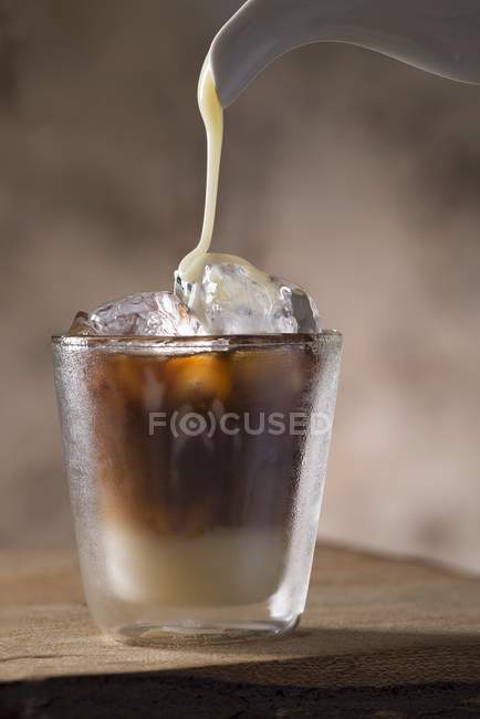 Latte versato nel bicchiere — Foto stock